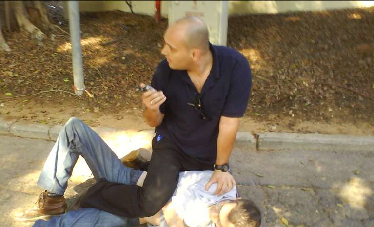 יוני וינרב מותקף על ידי שומרים
